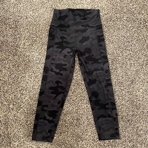 DSG youth leggings size medium, black camo